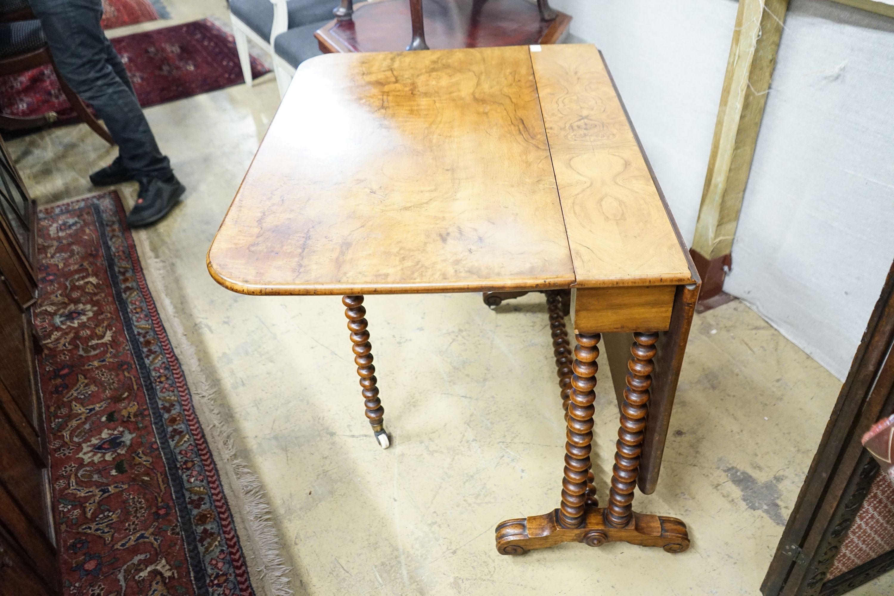 A Victorian figured walnut Sutherland table on bobbin turned under frame, length 120cm extended, width 90cm, height 75cm